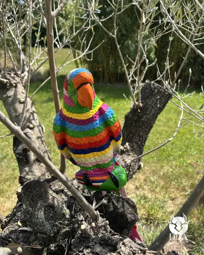 Harsbeeld en sculptuur van een RAYE Papegaai