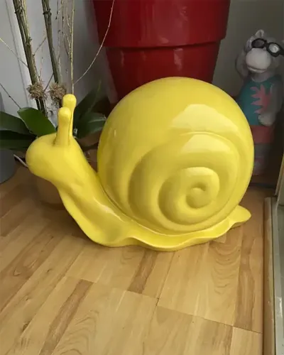Design decoratief beeld van een slak voor groene ruimtes en tuinen