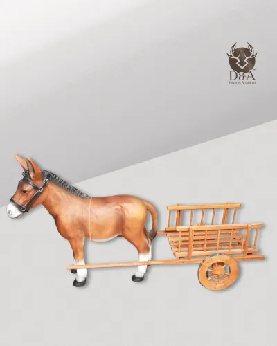 Realistische Statue eines Esels mit Karren