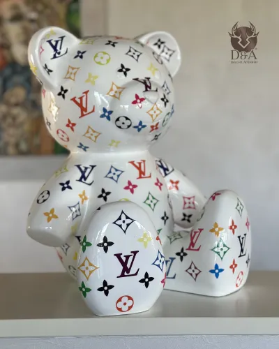 Estatua de oso de peluche con monograma de Louis Vuitton en color