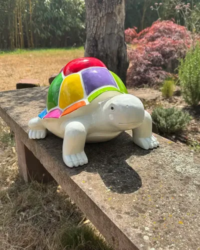 Statue und Harzskulptur einer mehrfarbigen Schildkröte