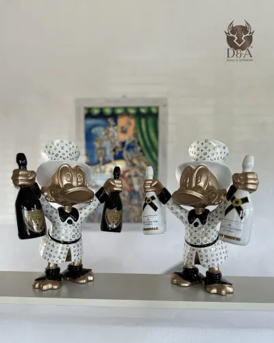 Tio Patinhas em um terno Louis Vuitton e champanhe Moët & Chandon