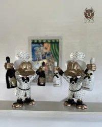 Tio Patinhas em um terno Louis Vuitton e champanhe Moët & Chandon