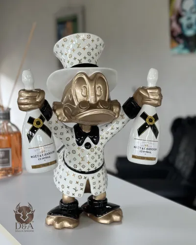 Dagobert Duck in een Louis Vuitton-pak en Moët & Chandon-champagne