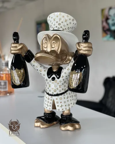 Scrooge McDuck con un traje de Louis Vuitton y champán Moët & Chandon
