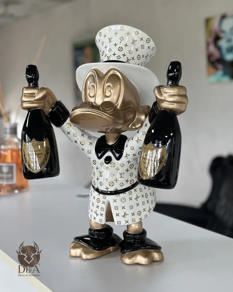 Scrooge McDuck con un traje de Louis Vuitton y champán Moët & Chandon Scrooge McDuck con un traje de Louis Vuitton y champán Moët & Chandon