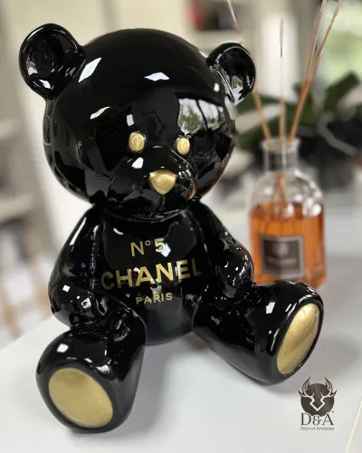 Decoratief harsbeeld van een zittende teddybeer, gepersonaliseerd in Chanel