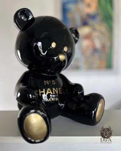 Decoratief harsbeeld van een zittende teddybeer, gepersonaliseerd in Chanel