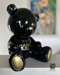 Decoratief harsbeeld van een zittende teddybeer, gepersonaliseerd in Chanel
