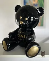 Decoratief harsbeeld van een zittende teddybeer, gepersonaliseerd in Chanel
