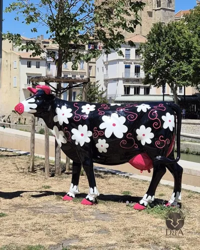 Dieren | Zwarte koe met witte bloemen voor uw buitendecoratie