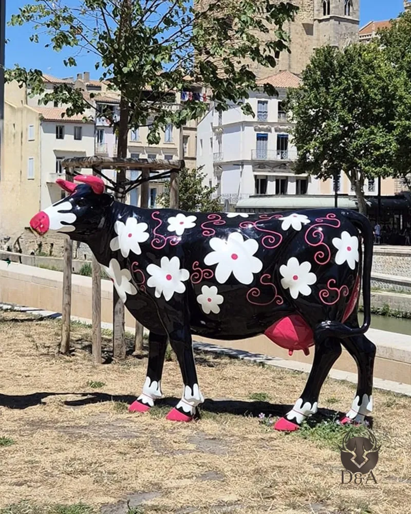 Animali | Mucca nera con fiori bianchi per la decorazione esterna