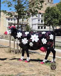 Animali | Mucca nera con fiori bianchi per la decorazione esterna