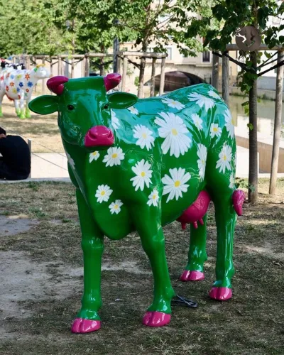 Dieren | GREEN DAISY koe in hars voor uw buitendecoratie