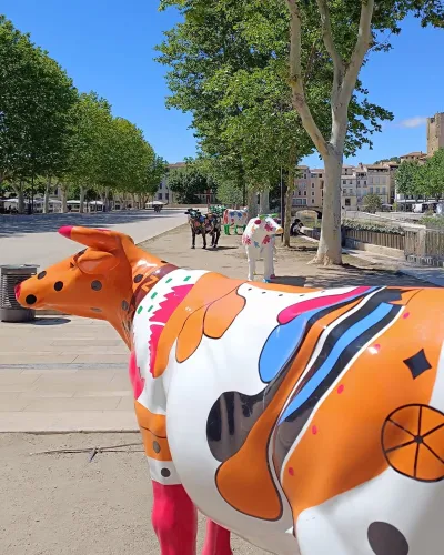 Dieren | VEELKLEURIGE koe in hars voor uw buitendecoratie