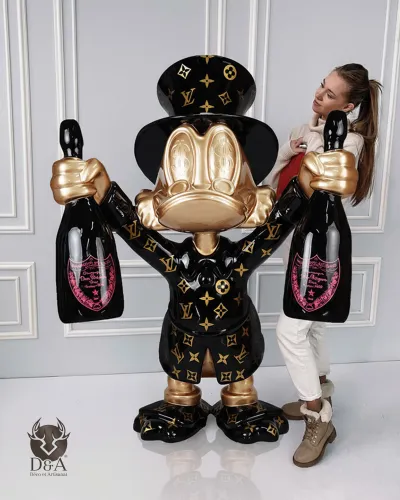 Rico McPato con traje Vuitton y champán Dom Pérignon - altura 170 cm