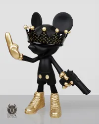Maus zeigt den Finger mit einer Pistole – Dekorative Design-Statue