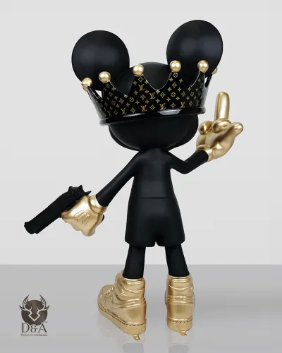 Maus zeigt den Finger mit einer Pistole – Dekorative Design-Statue