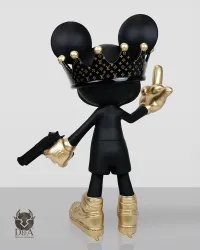 Maus zeigt den Finger mit einer Pistole – Dekorative Design-Statue