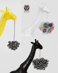 Žirafa XL z visečim lestencem - živali iz umetne smole