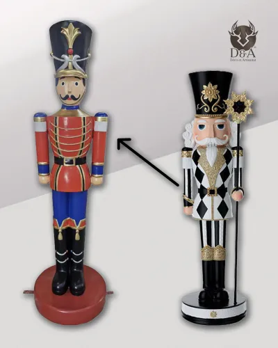 Harzstatue eines „Nussknacker XXL“-Soldaten mit geometrischen Mustern