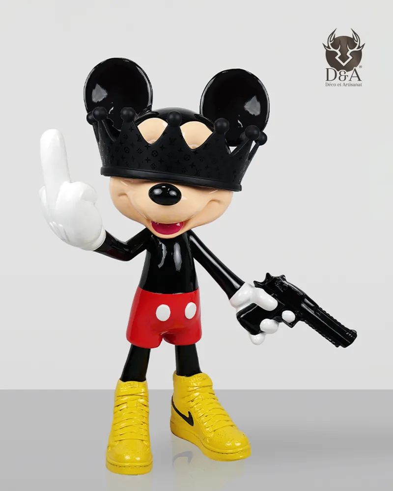 Topo che fa il dito medio con una pistola - Statua decorativa di design