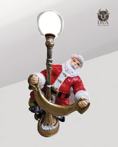 Harzstatue des Weihnachtsmanns mit einer Laterne