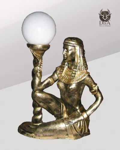 Ägyptische Frau mit einer Lampe