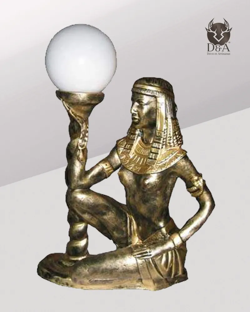 Mujer egipcia con una lámpara