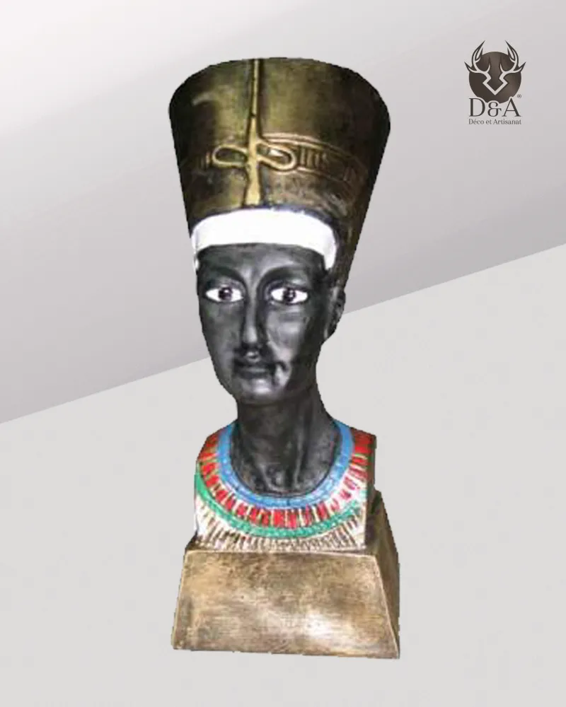 Busto di Nefertiti, decorazione egizia