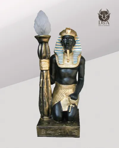 Farao knielend met lamp, Egyptische decoratie