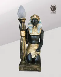 Farao knielend met lamp, Egyptische decoratie
