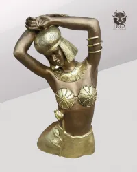 Femme égyptienne avec une rose