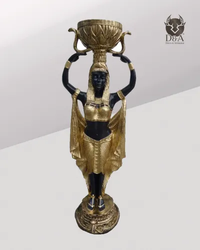 Femme égyptienne avec un pot de fleurs