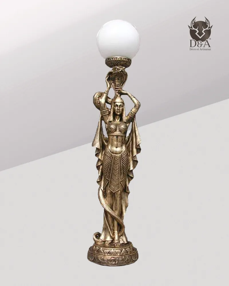 Donna con lampada a forma di cobra, decorazione egizia