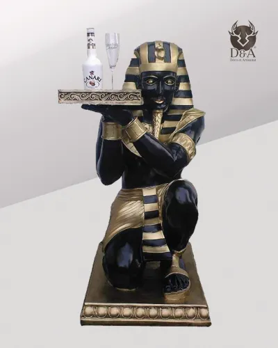 Pharaon avec un plateau
