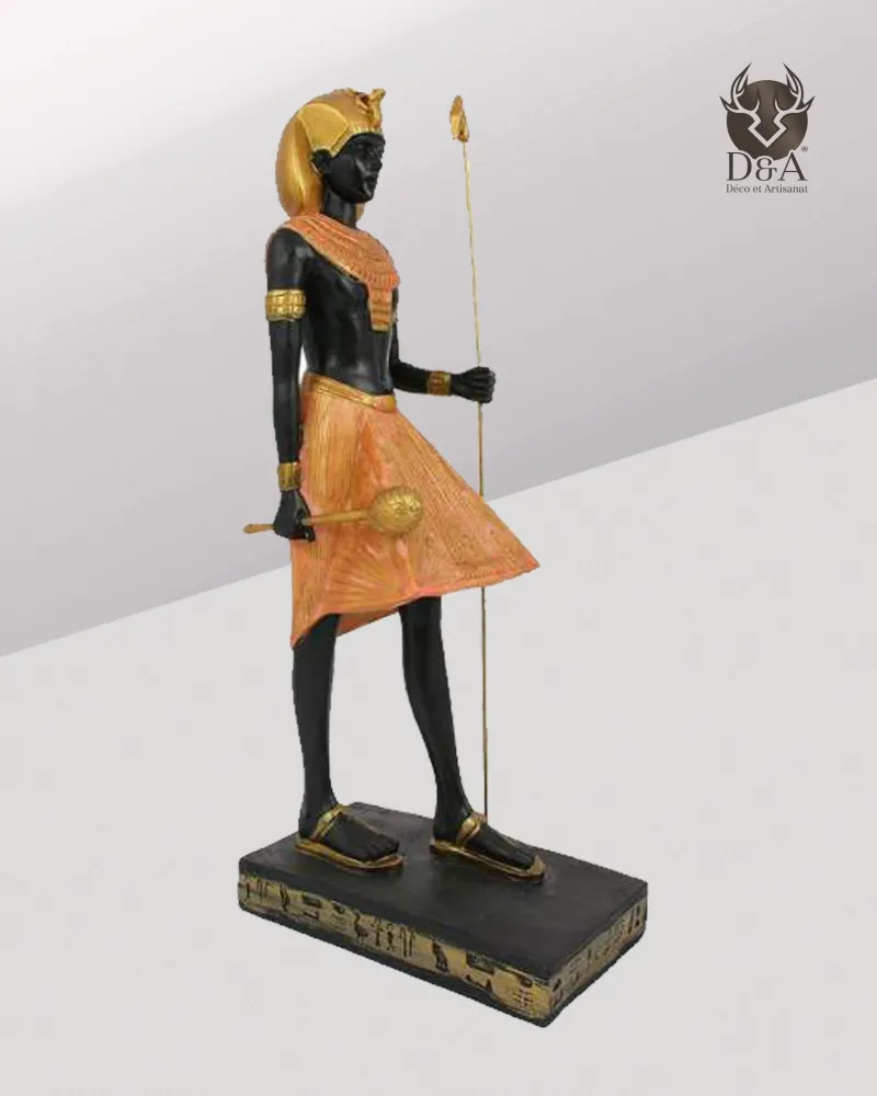 Pharao mit verschränkten Armen – Ägyptische Dekoration