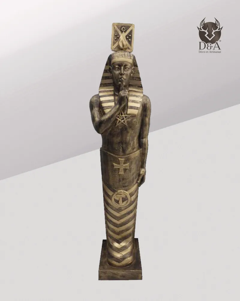 Pharao mit verschränkten Armen – Ägyptische Dekoration