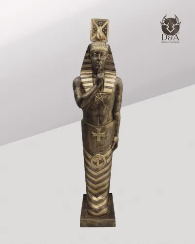 Pharao mit verschränkten Armen – Ägyptische Dekoration