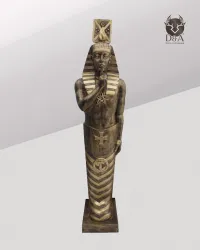 Pharao mit verschränkten Armen – Ägyptische Dekoration