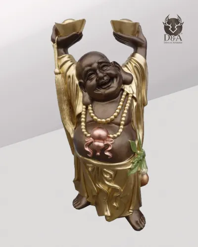 Buda con los brazos levantados, decoración india