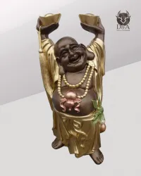 Buda con los brazos levantados, decoración india