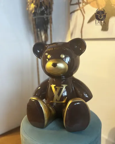 Estátua de resina de um ursinho de pelúcia Louis Vuitton sentado, ideal para viciados em moda