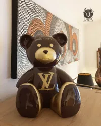 Estátua de resina de um ursinho de pelúcia Louis Vuitton sentado, ideal para viciados em moda