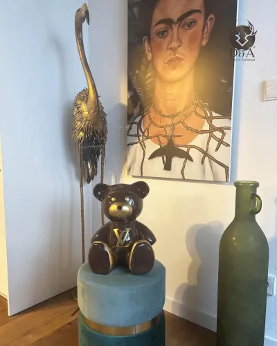 Estátua de resina de um ursinho de pelúcia Louis Vuitton sentado, ideal para viciados em moda