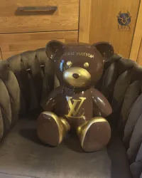 Estátua de resina de um ursinho de pelúcia Louis Vuitton sentado, ideal para viciados em moda
