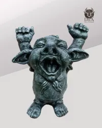 Gargouille bras en l'air