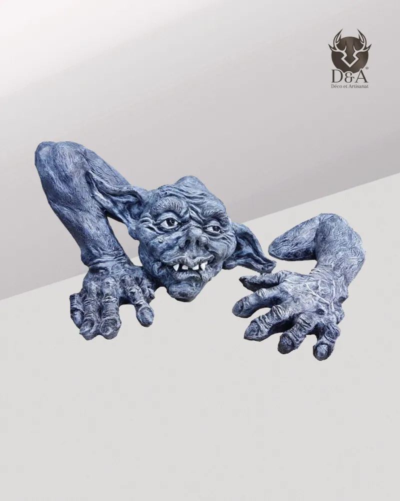 Gárgula no chão. Decoração de fantasia.