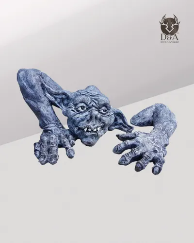 Gárgula no chão. Decoração de fantasia.