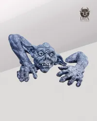 Gárgula no chão. Decoração de fantasia.